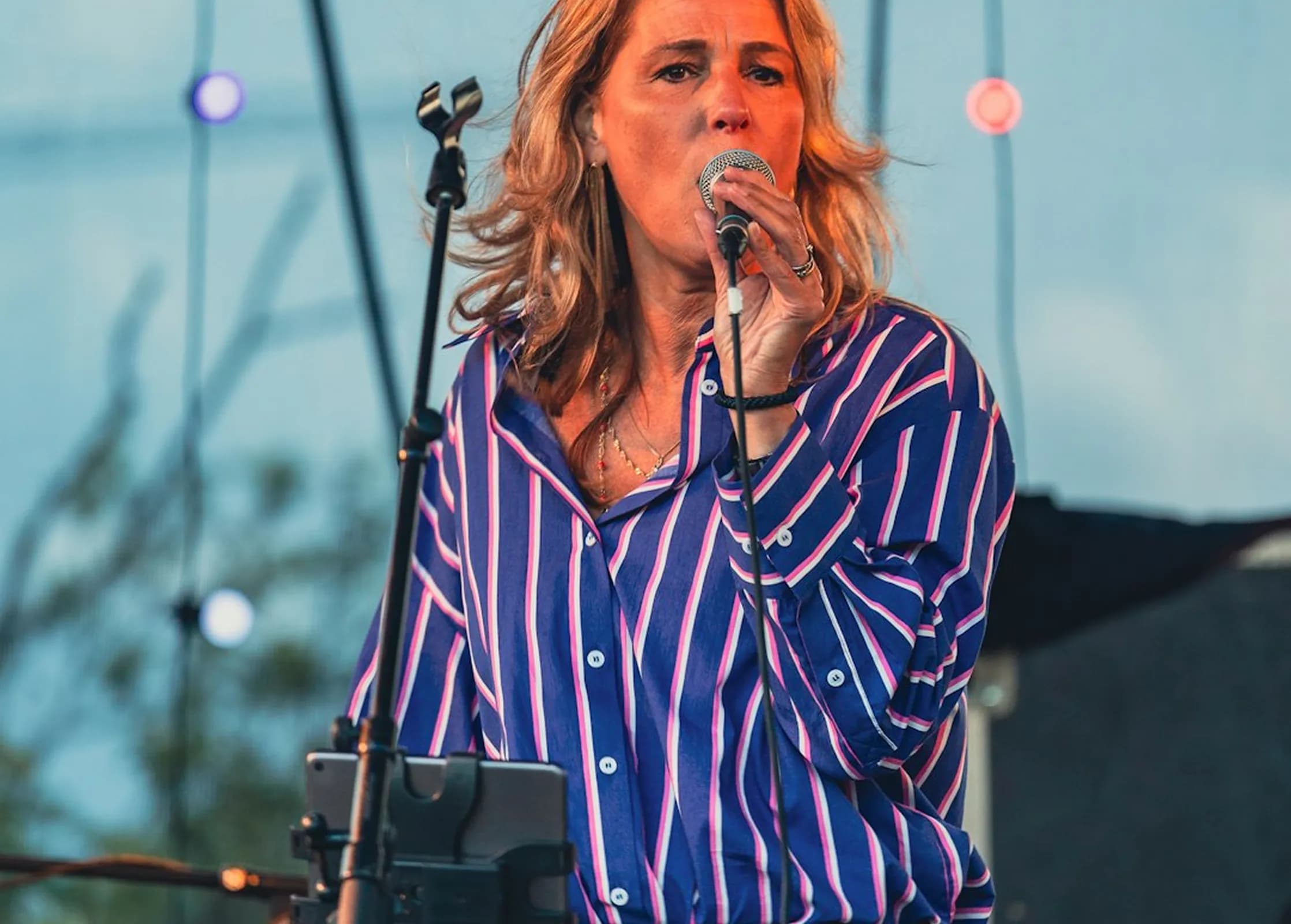 R&B Lyric Generator Expressing Song Emotion